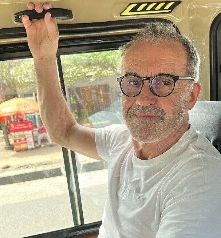 Porträt des Geschäftsführers Frank Kirscher während er im Bus in Afrika fährt