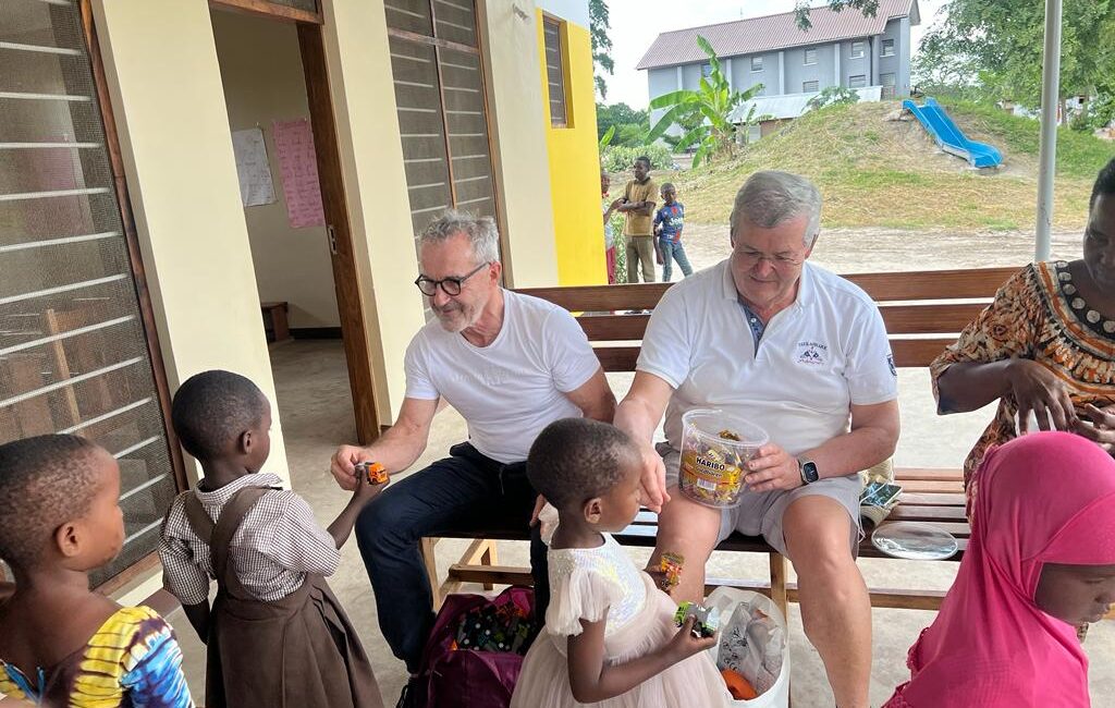 Franz Xaver Kirschner und sein Kollege verteilen Gummibären und Spielzeuge an Kindern aus Tansania