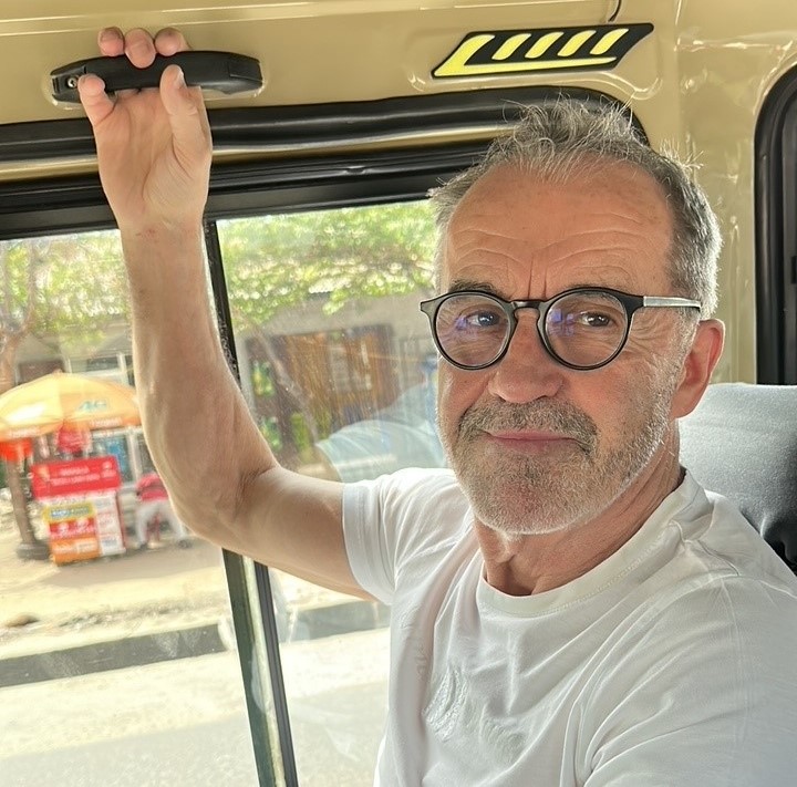 Porträt des Geschäftsführers Frank Xaver Kirschner während er im Bus in Afrika fährt. Er setzt sich dafür ein, Kindern Bildung zu ermöglichen.